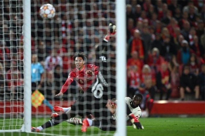 Alexander-Arnold ghi bàn mở tỷ số cho Liverpool ở trận gặp Milan