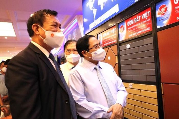 Anh hùng Lao động Nguyễn Quang Mâu - Chủ tịch HĐQT Tổ hợp Công ty cổ phần Gốm Đất Việt tiếp Thủ tướng Chính phủ Phạm Minh Chính.