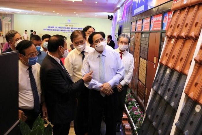 Thủ tướng nghe giới thiệu các sản phẩm của Tổ hợp Công ty cổ phần Gốm Đất Việt .