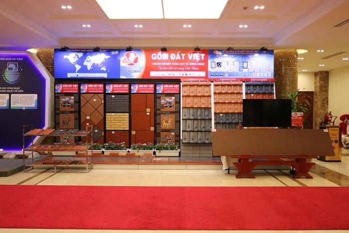 Gốm Đất Việt là thương hiệu gạch ngói đất sét nung cao cấp số một Việt Nam được sáng lập và lãnh đạo bởi Anh hùng Lao động Nguyễn Quang Mâu Tiến sỹ danh dự, Thành viên của Liên đoàn các Nhà sáng tạo Thế giới, Chủ tịch HĐQT và ông Nguyễn Duy Hưng cố vấn Hội đồng quản trị, nguyên Bí thư Tỉnh ủy tỉnh Quảng Ninh.