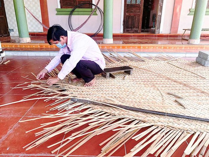 Nghề đan tấm nan để đóng thuyền tại thôn Mỹ Thủy, xã Hải An, huyện Hải Lăng - Ảnh: Đ.V