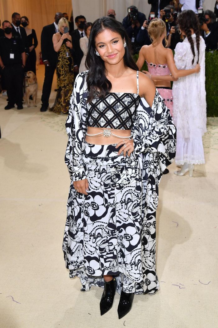 Emma Raducanu đang có những bước tiến trong giới thời trang khi xuất hiện trên Vogue và tham dự Met Gala 2021. Ảnh: Vogue, Getty.