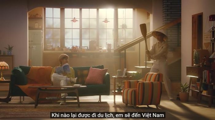 Chắc Jimin định sang Việt Nam đi đua ghe!