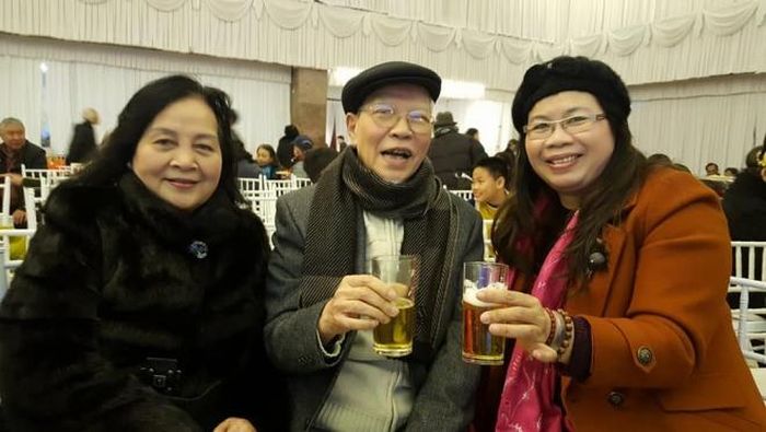 Tác giả (phải) cùng NSNS Ngô Mạnh Lân và NSND Phan Ngọc Lan tại Lễ tổng kết của Hội Điện ảnh Việt Nam năm 2018