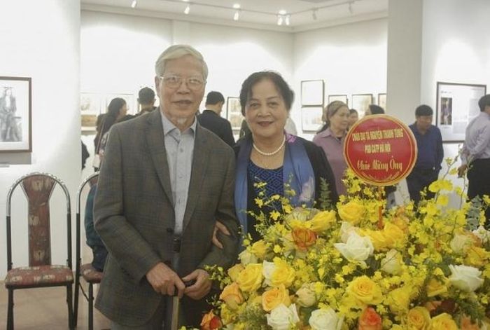 Vợ chồng họa sĩ - NSND Ngô Mạnh Lân và NSND Phan Ngọc Lan tại triển lãm "Nét thời gian" (2019)