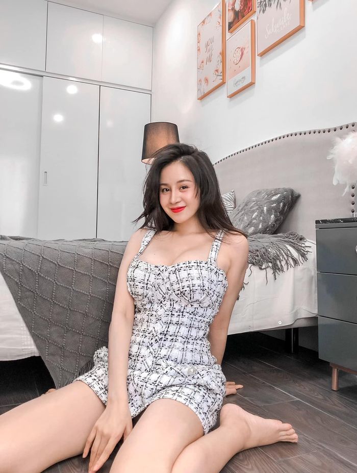 Dù đã chạm ngưỡng tuổi thế nhưng bà Tưng vẫn đang sống cuộc sống độc thân vui vẻ, ngày ngày chụp vài con ảnh đăng Facebook mà vẫn khiến ai ai nhìn cũng trầm trồ ngợi khen.
