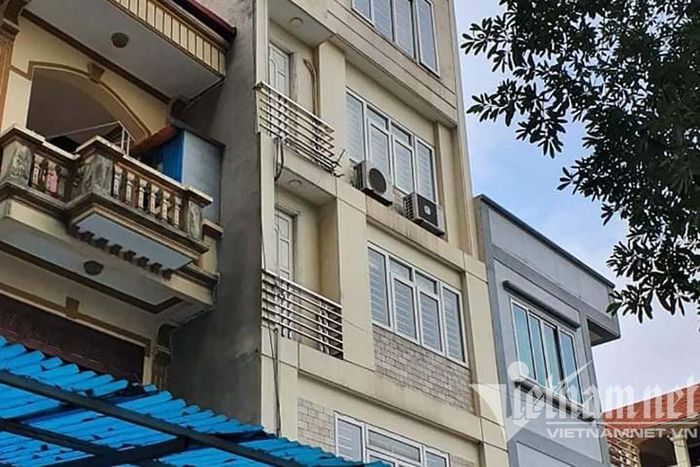 Căn nhà của cháu bé (ở giữa) tại phường Xuân Đỉnh, quận Bắc Từ Liêm