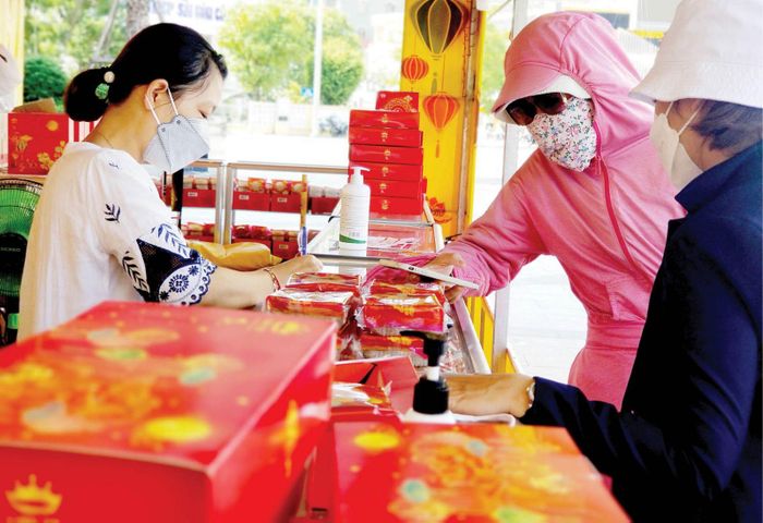 Khách hàng chọn bánh trung thu tại Trung tâm thương mại Vincom Plaza Huế