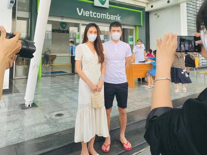 Vợ chồng Thủy Tiên - Công Vinh đã giữ đúng lời hứa "minh bạch sao kê" ngay tại trụ sở ngân hàng