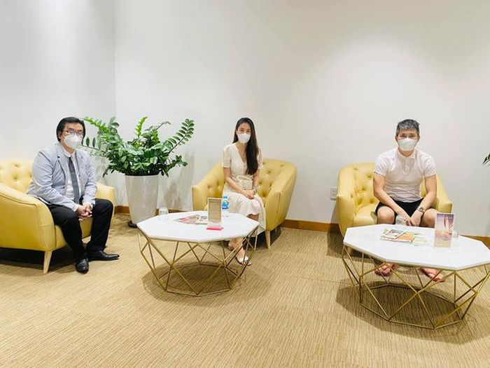 Thủy Tiên - Công Vinh và luật sư tại trụ sở ngân hàng để thực hiện sao kê tài khoản từ thiện