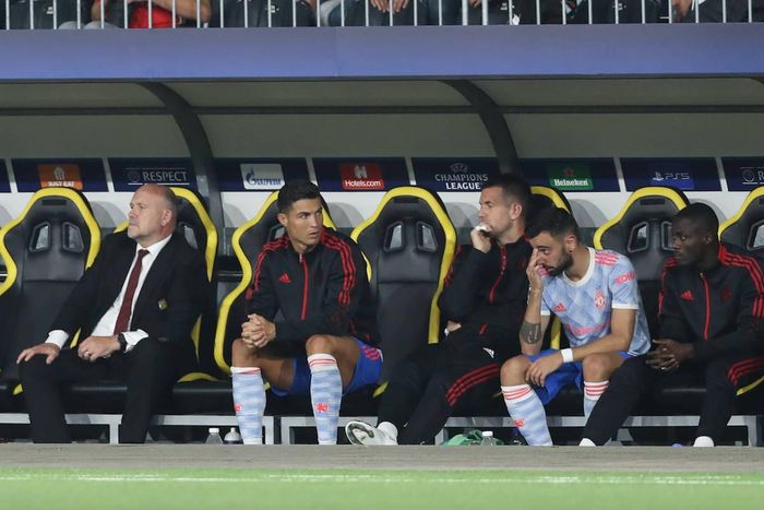  Nhiều cựu cầu thủ Man United không hài lòng khi thấy Ronaldo vượt quyền HLV. Ảnh: Reuters. 