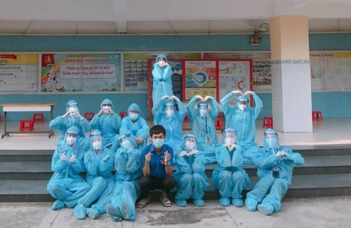 Chính tham gia hoạt động tình nguyện hỗ trợ chống dịch hơn một tháng nay. Ảnh: NVCC.