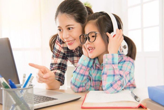 Thời gian sử dụng tai nghe hợp lý có thể ngăn ngừa suy giảm thính lực ở trẻ. Ảnh: Theconversation.