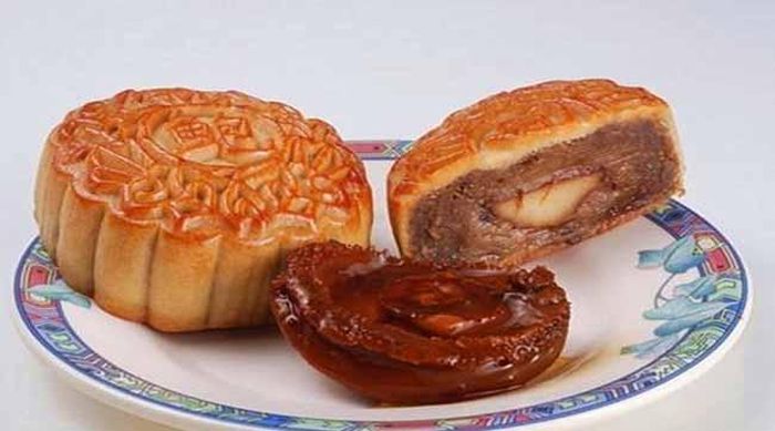 Bánh trung thu hải sản: Bánh trung thu hải sản đắt hơn các loại bánh trung thu truyền thống khác. Như tên gọi của, loại bánh này có nhân hải sản như bào ngư và rong biển. Món bánh này có vị tươi và hơi mặn. Nếu bạn không thích bánh trung thu ngọt thì hãy trải nghiệm bánh trung thu mặn.