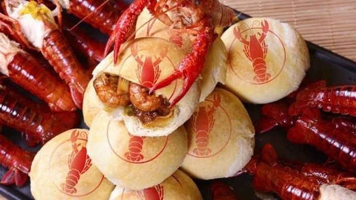 Bánh Trung Thu nhân tôm càng: Trong số những loại bánh Trung Thu được cải tiến, bánh nhân tôm càng là một trong số những loại bánh được ưa chuộng nhất. Quy trình để sản xuất loại bánh này phức tạp hơn so với bánh Trung Thu thông thường. 