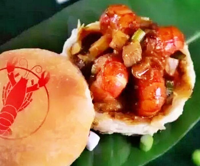Tôm tươi sẽ được vận chuyển tới cơ sở sản xuất từ sáng sớm, sau đó được chọn lọc và làm sạch dưới tiêu chuẩn khắt khe. Chỉ những con tôm càng còn sống, có màu sắc tươi sáng mới được sử dụng. Tôm sau đó được đem đi hấp và bóc vỏ rồi được chế biến thành nhân bánh, trong mỗi chiếc bánh sẽ được đặt 4 con tôm. Ảnh: IT.