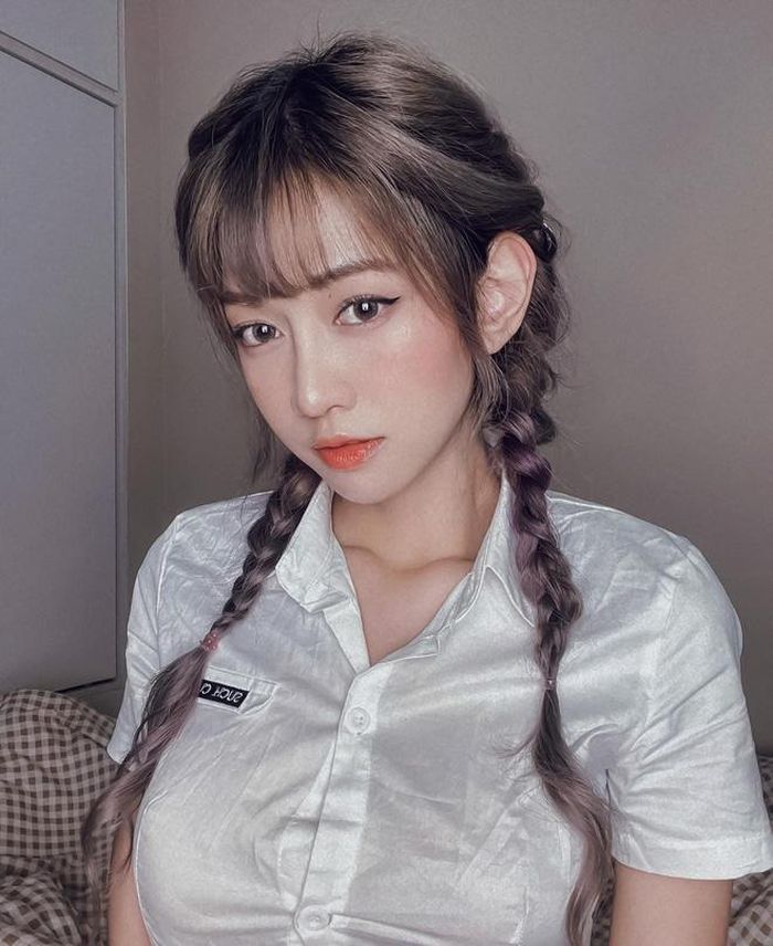 Tuy nhiên Lê Bống cũng là cái tên vướng vào nhiều thị phi khiến cư dân mạng ngán ngẩm, trong đó chủ yếu là các vụ khoe thân phản cảm.