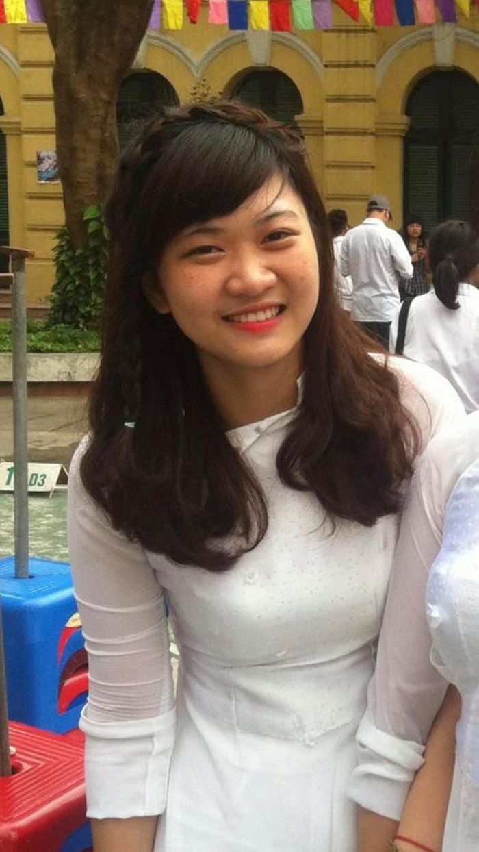 Dễ dàng nhận thấy vóc dáng Lê Bống khi đó khá nặng mỡ, gương mặt tròn trịa, vai bắp lực lưỡng, trông khá thô kệch.