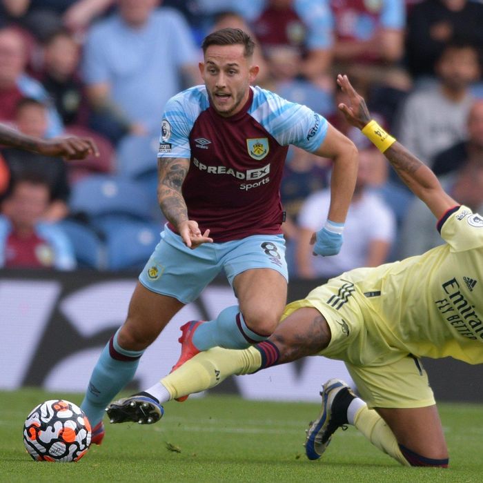 VAR từ chối 1 quả phạt đền của Burnley khi Vydra ngã trong vòng cấm