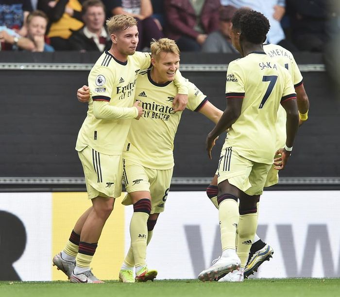 Phút 30, Odegaard mở tỷ số từ quả đá phạt đẹp mắt bằng chân trái