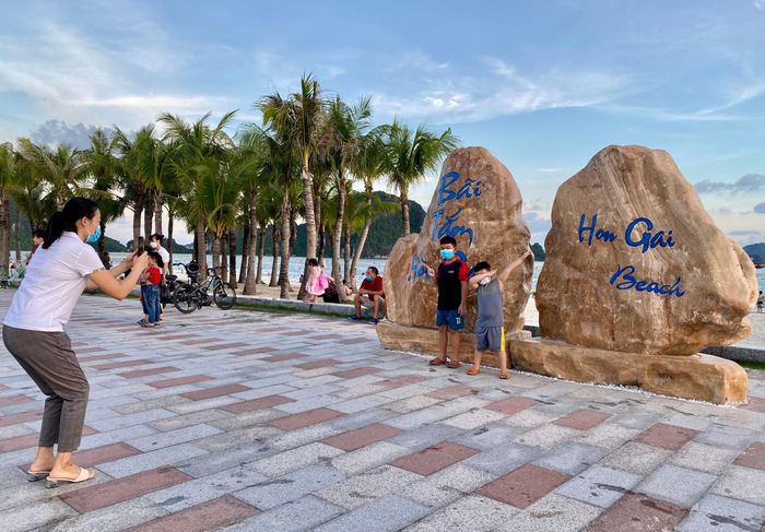 Bãi tắm Hòn Gai tấp nập người qua lại.
