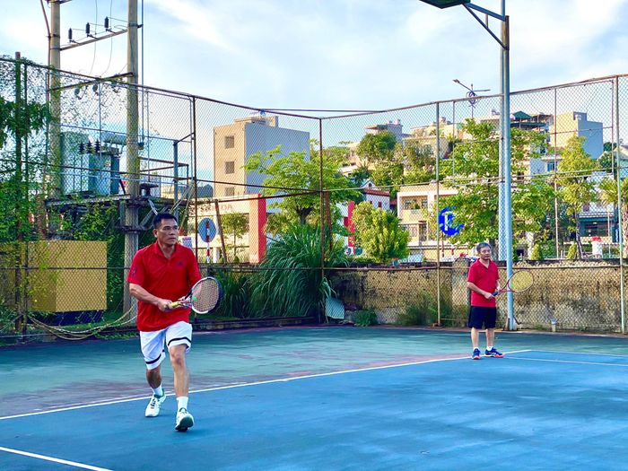 Các tay vợt vui mừng khi được tiếp tục đổ mồ hôi trên sân Tennis.