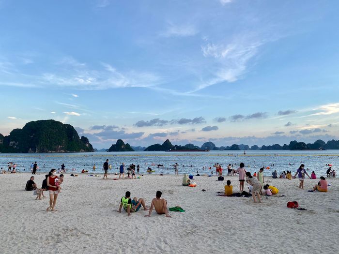 Người dân hào hứng ra bãi tắm để hòa mình vào làn nước biển mát mẻ.