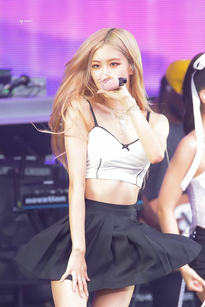 Đối với những bộ đồ có nhiều chi tiết nơ trên sân khấu, stylist thường chuẩn bị thêm cho nữ thần tượng các món phụ kiện trông cá tính để vẻ ngoài trông bớt sến. Ảnh: Rosé, Allkpop. 