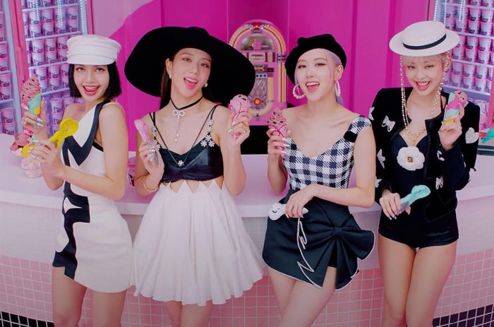  Trong MV Ice Cream, Rosé có cách mặc đồ nơ mới lạ hơn khi nhấn vào phần váy. Ảnh: BlackPink. 