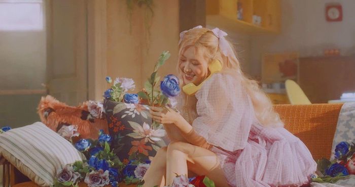  Trong cùng MV, cô tiếp tục lăng xê ruy băng nơ để buộc tóc hai bên. Ảnh: BlackPink. 