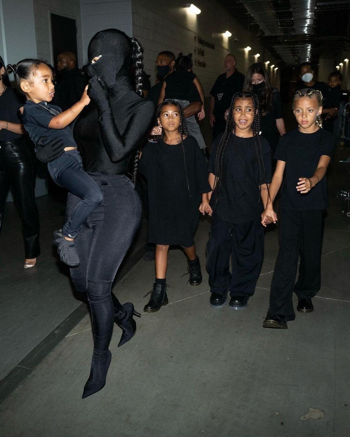 Kim Kardashian nhiều lần mặc đồ trùm kín đầu. Ảnh: WWD, Page Six. 