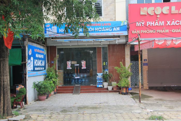 Theo vị luật sư, bước đầu, ông Công đã thừa nhận đánh con gái là L.H.A. (6 tuổi) tại nhà vào trưa 16/9. (Cơ quan chức năng phong tỏa căn nhà nơi xảy ra vụ việc)