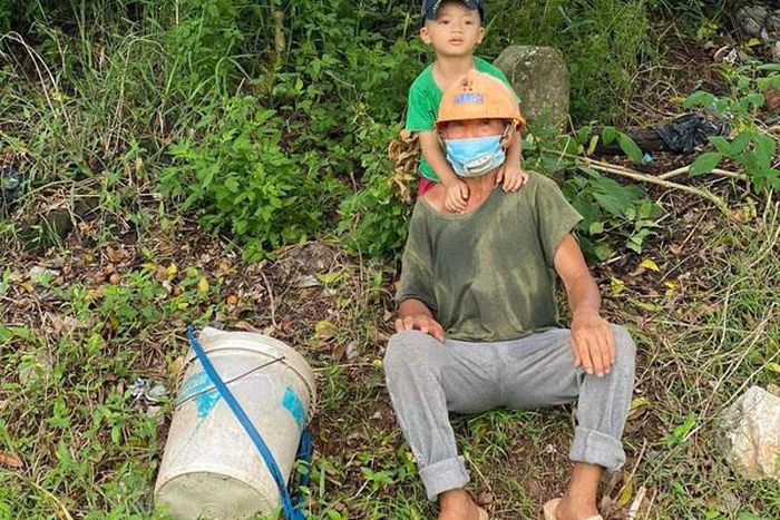 Hằng ngày Minh theo ông đi mò cua, bắt ốc kiếm sống