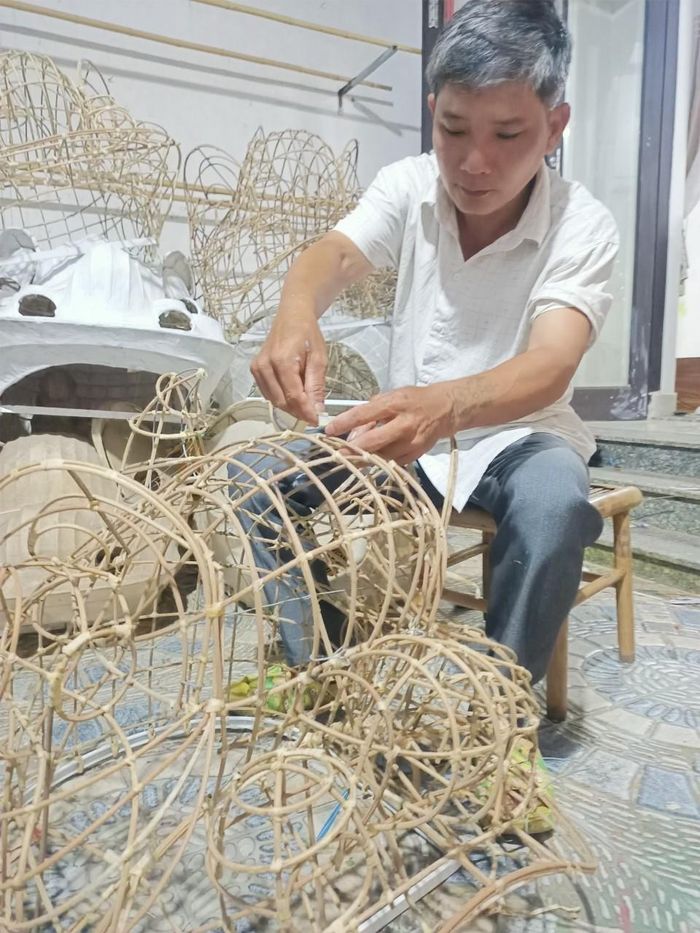 Anh Hưng lên khung sườn cho đầu lân