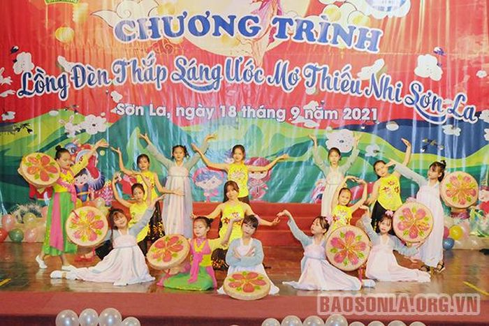 Tiết mục văn nghệ tại Chương trình "Lồng đèn thắp sáng ước mơ thiếu nhi Sơn La".
