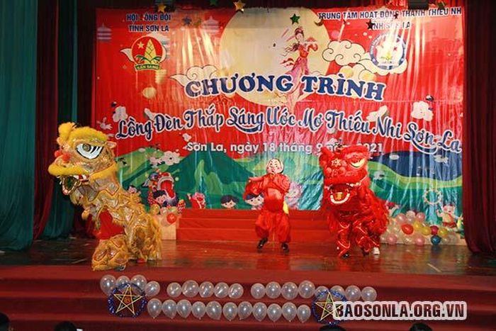 Màn múa lân tại Chương trình.