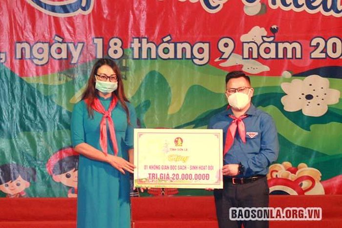 Hội đồng Đội tỉnh tặng công trình ‘Không gian đọc sách - sinh hoạt Đội’ cho Liên đội Trường THCS Nguyễn Trãi (Thành phố).