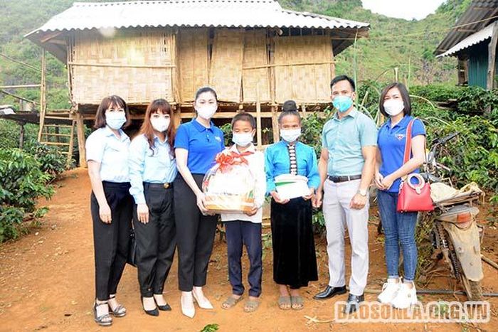 Lãnh đạo Tỉnh đoàn đến thăm tặng quà cho học sinh có hoàn cảnh khó khăn trên địa bàn Thành phố.