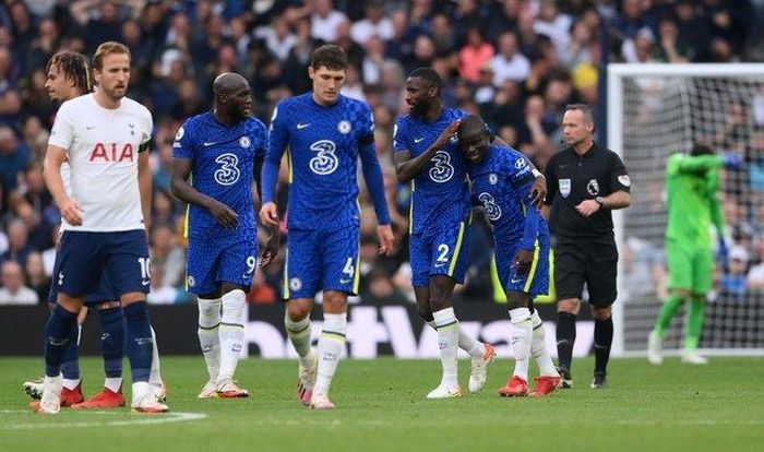Kante nhân đôi cách biệt với bàn thắng có phần may mắn.