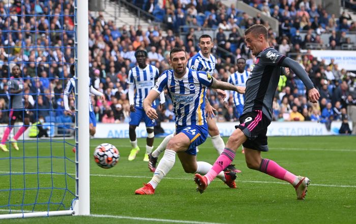  Leicester buộc phải đẩy cao đội hình tấn công sau 2 lần thủng lưới. Nỗ lực của "Bầy cáo" được đền đáp bằng bàn rút ngắn cách biệt ở phút 61 do công của Jamie Vardy. Người kiến tạo cho chân sút người Anh là Youri Tielemans. 