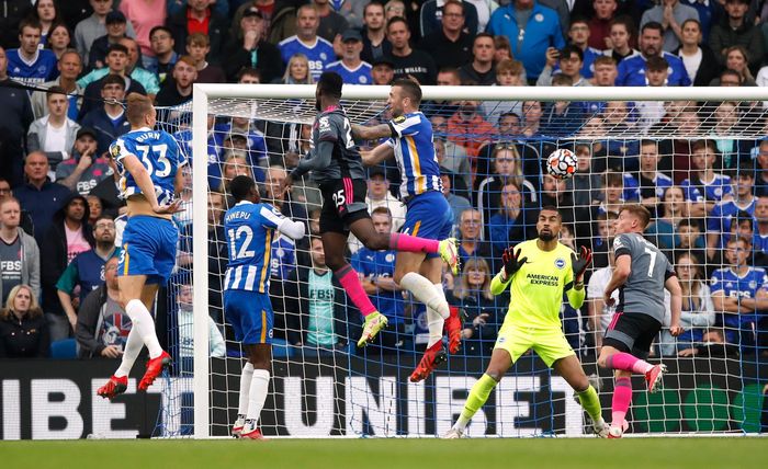  Trong gần 30 phút còn lại của trận đấu, Leicester làm tung mành lưới của Brighton thêm 2 lần. Tuy nhiên, bàn thắng của Anthony Lookman và Wilfried Ndidi đều bị VAR từ chối công nhận do có đồng đội tham gia tình huống tấn công ở vị trí việt vị. 