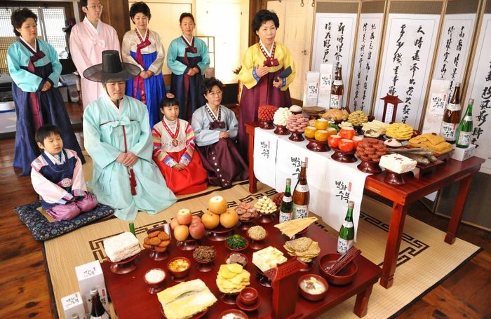 Với nhiều phụ nữ Hàn Quốc, dịp Chuseok là khoảng thời gian căng thẳng, áp lực khi luôn phải đứng bếp, làm việc nhà. Ảnh: Soul of Seoul.