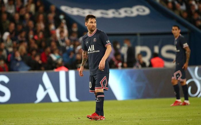  Lần đầu tiên sau 13 năm, Messi mới bị rút khỏi sân tại giải vô địch quốc gia khi trận đấu chưa ngã ngũ. Ảnh: Le Parisien. 