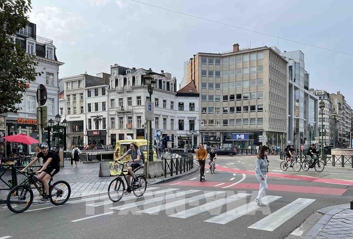 Người dân đi xe đạp tại trục đường trung tâm thủ đô Brussels. Ảnh: Hương Giang - PV TTXVN tại Bỉ 