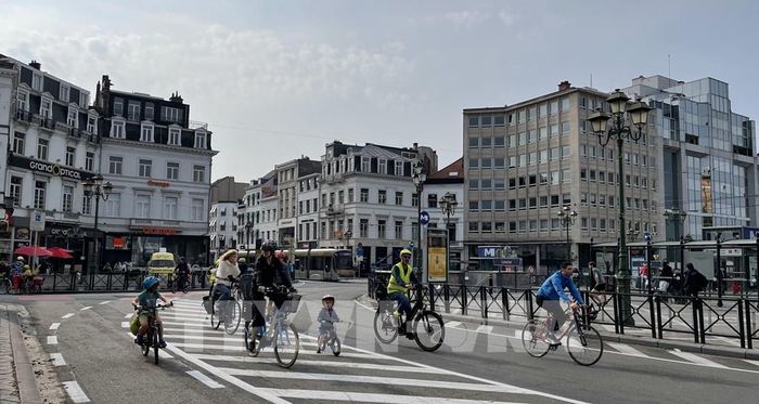 Người dân đi xe đạp tại trục đường trung tâm thủ đô Brussels. Ảnh: Hương Giang - PV TTXVN tại Bỉ