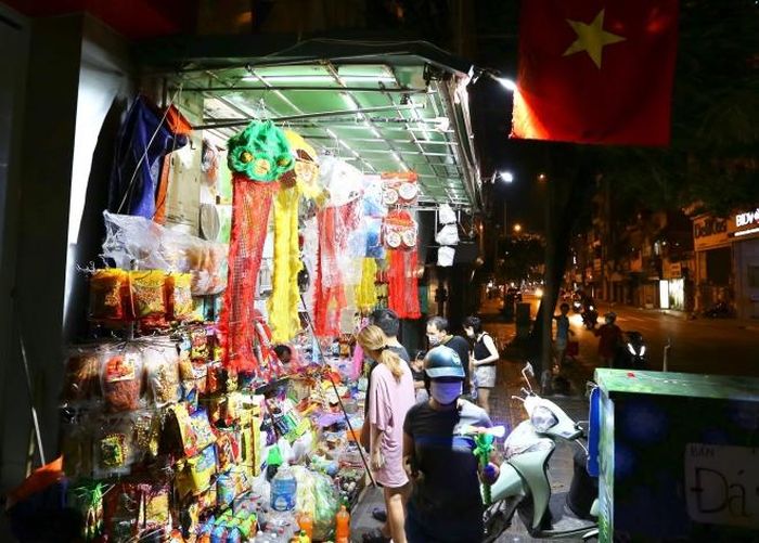 Hình ảnh một cửa hàng đầy màu sắc, nhiều mặt hàng đồ Trung thu, thật đặc biệt khó tìm lúc này