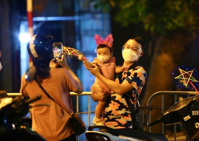 Một gia đình lưu giữ kỷ niệm trước ngày Tết Trung thu 2021