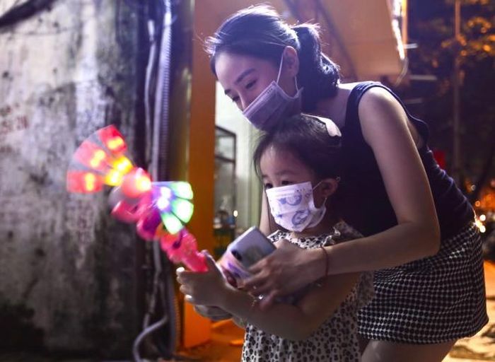 Để lưu giữ kỷ niệm đẹp cho con em, nhiều phụ huynh cố gắng tìm mua đồ chơi đón Tết Trung thu đang tới