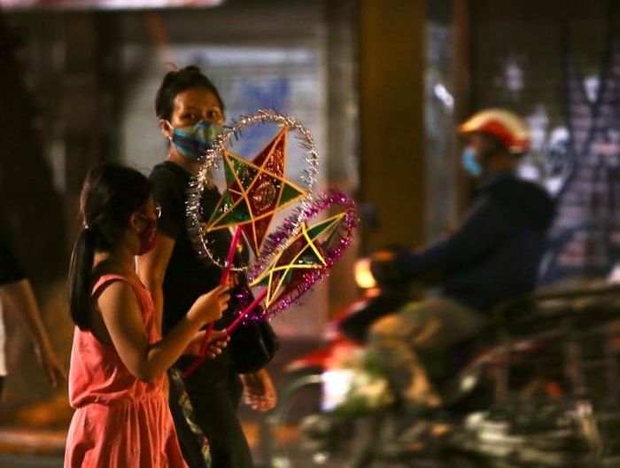 Đèn ông sao là mặt hàng được nhiều phụ huynh lựa chọn cho con, cháu (chụp tối 20/9)