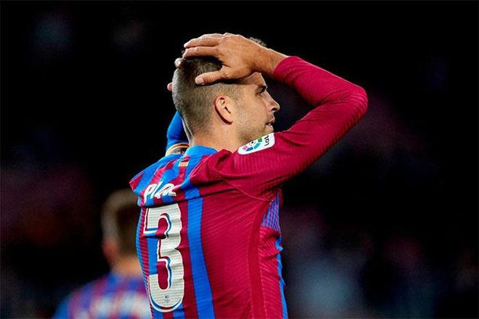 Pique vào sân để đá như một số 9